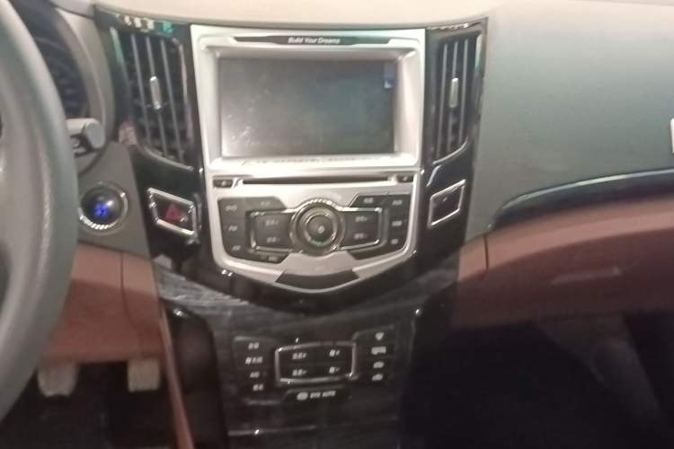 Used BYD Surui 2016 1.5L Manual Elite Edition Audio And AC Panel