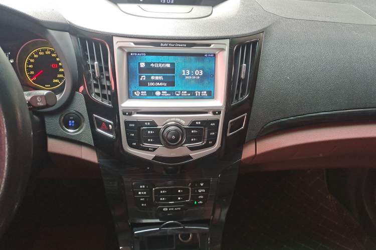 Used BYD Surui 2016 1.5L Manual Elite Edition Audio And AC Panel
