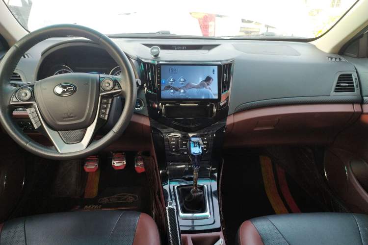 Used BYD Surui 2016 1.5L Manual Elite Edition Center Console