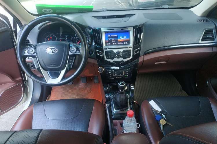 Used BYD Surui 2016 1.5L Manual Elite Edition Center Console