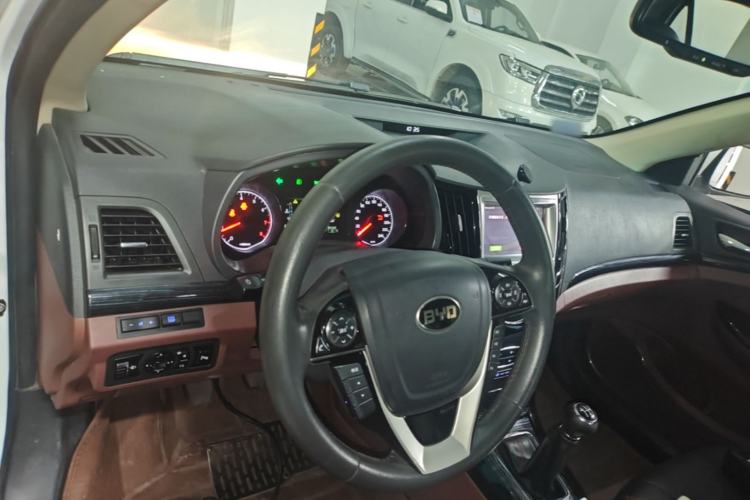 Used BYD Surui 2016 1.5L Manual Elite Edition Center Console