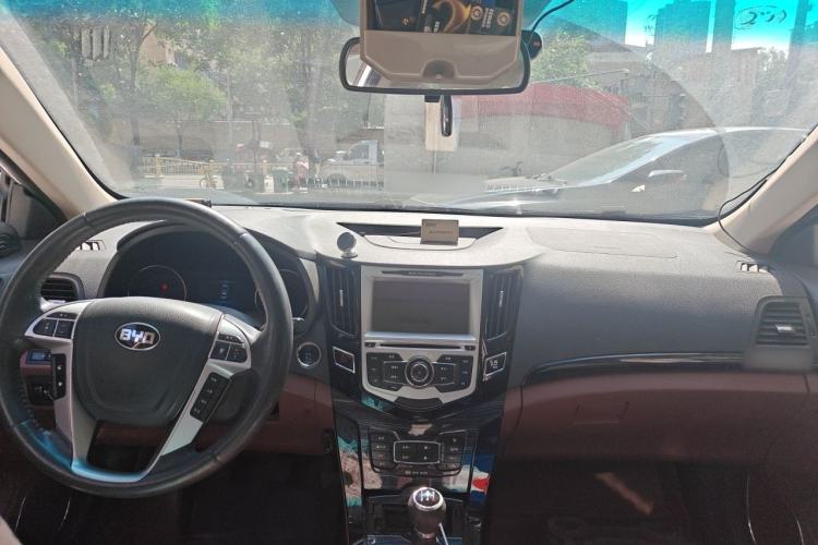 Used BYD Surui 2016 1.5L Manual Elite Edition Center Console