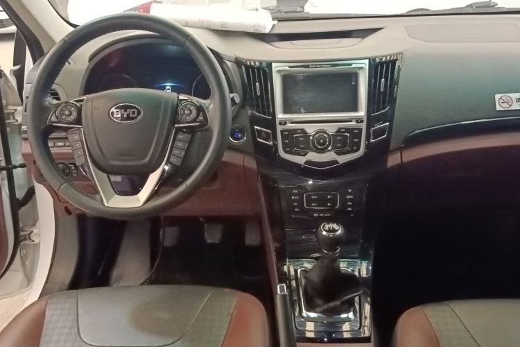 Used BYD Surui 2016 1.5L Manual Elite Edition Center Console