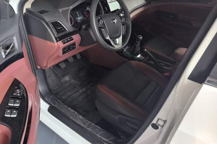 Used BYD Surui 2016 1.5L Manual Elite Edition Interior 2