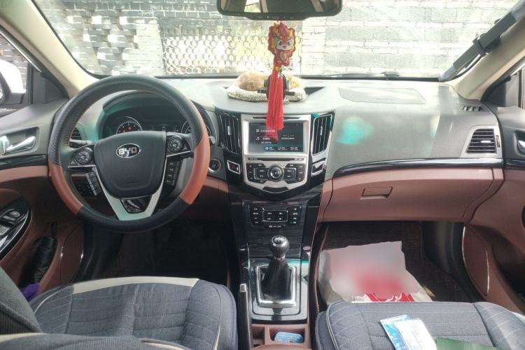 Used BYD Surui 2018 1.5L Manual Enjoyment Model Center Console