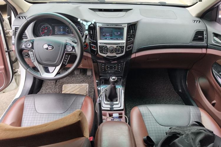 Used BYD Surui 2018 1.5L Manual Enjoyment Model Center Console
