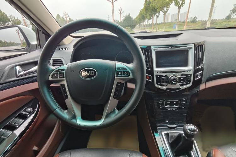 Used BYD Surui 2018 1.5L Manual Luxury Model Interior 4