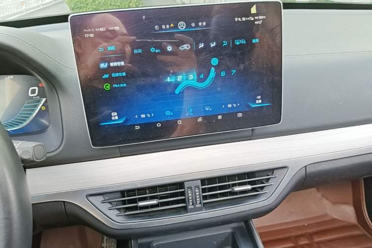 Used BYD Tang 2018 2.0T Automatic SmartConnect Prestige 7-Seater China V Standard Audio And AC Panel