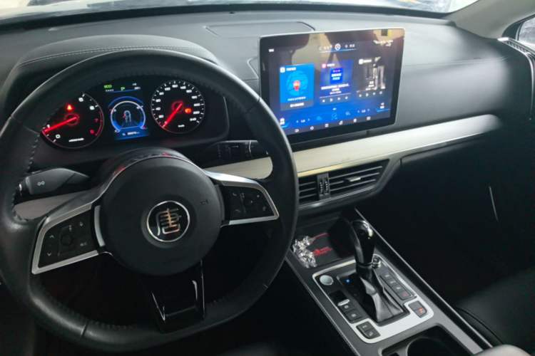 Used BYD Tang 2018 2.0T Automatic SmartConnect Luxury Edition 5 Seats China V Standard Center Console