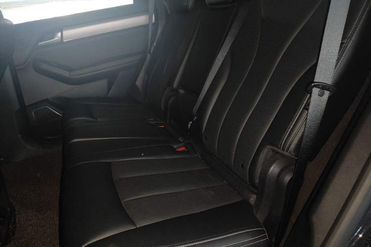 Used BYD Tang 2018 2.0T Automatic SmartConnect Luxury Edition 5 Seats China V Standard Interior 1