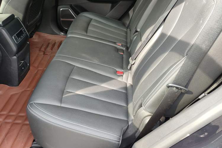 Used BYD Tang 2018 2.0T Automatic SmartConnect Prestige 7-Seater China V Standard Interior 3
