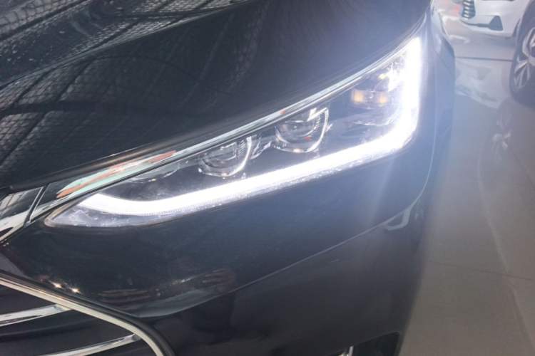 Used BYD Tang 2018 2.0T Automatic SmartConnect Luxury Edition 5 Seats China V Standard Left Front Headlight