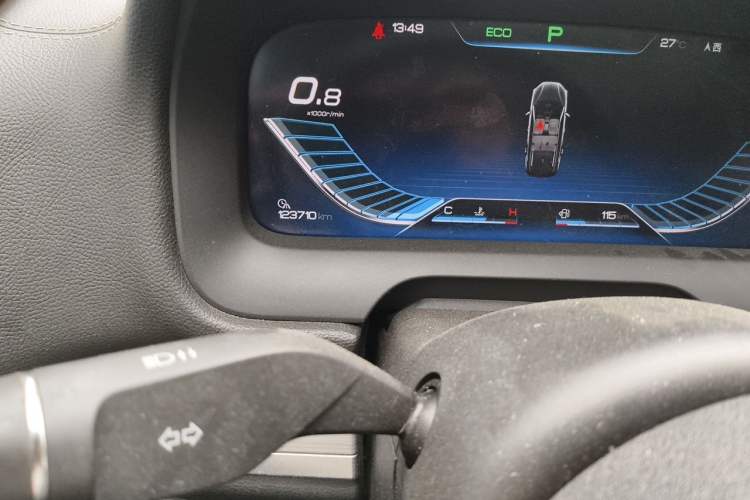 Used BYD Tang 2018 2.0T Automatic SmartConnect Prestige 7-Seater China V Standard Odometer Close Up