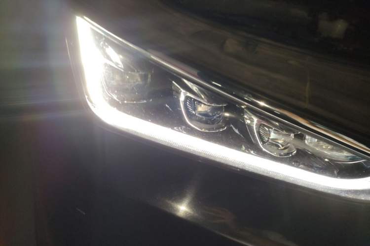 Used BYD Tang 2018 2.0T Automatic SmartConnect Prestige 5-Seater Emission Standard China V Right Front Headlight
