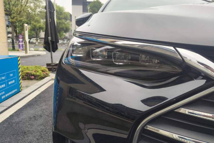 Used BYD Tang 2018 2.0T Automatic SmartConnect Prestige 7-Seater China V Standard Right Front Headlight