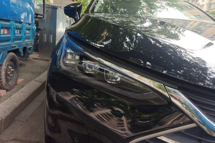 Used BYD Tang 2018 2.0T Automatic SmartConnect Luxury 7-Seater China V Emission Standard Right Front Headlight