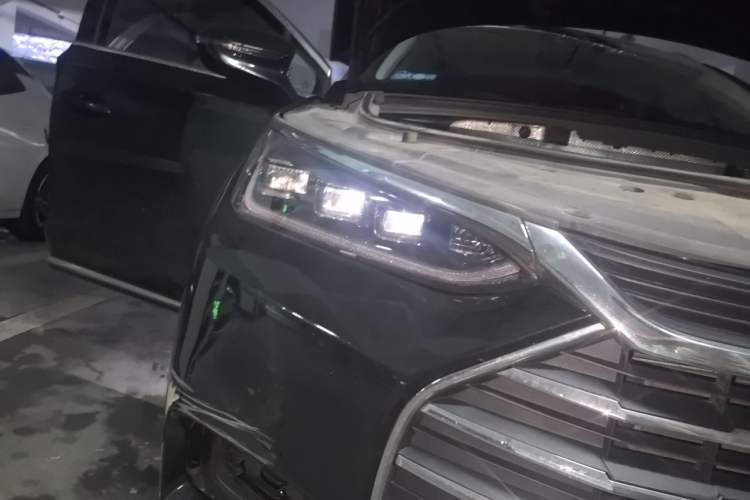 Used BYD Tang 2018 2.0T Automatic SmartConnect Prestige 5-Seater Emission Standard China V Right Front Headlight