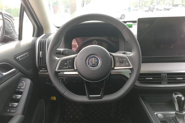Used BYD Tang 2018 2.0T Automatic SmartConnect Prestige 7-Seater China V Standard Steering Wheel