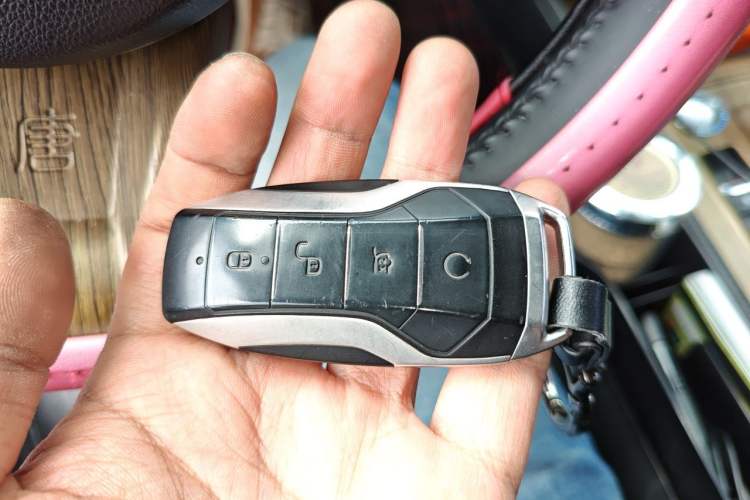 Used BYD Tang 2018 2.0T Automatic SmartConnect Luxury 7-Seater China V Emission Standard Vehicle Key