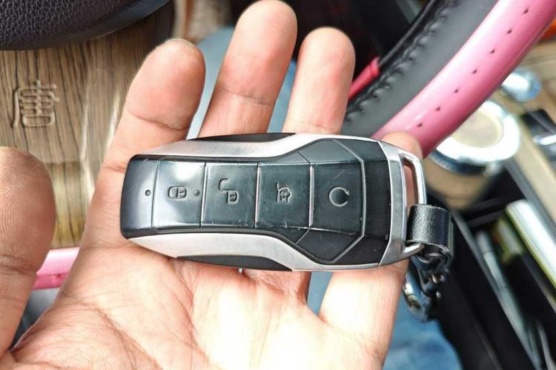 Used BYD Tang 2018 2.0T Automatic SmartConnect Luxury 7-Seater China V Emission Standard Vehicle Key