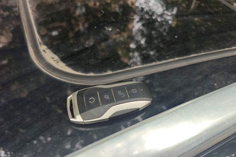 Used BYD Tang 2018 2.0T Automatic SmartConnect Luxury 7-Seater China V Emission Standard Vehicle Key