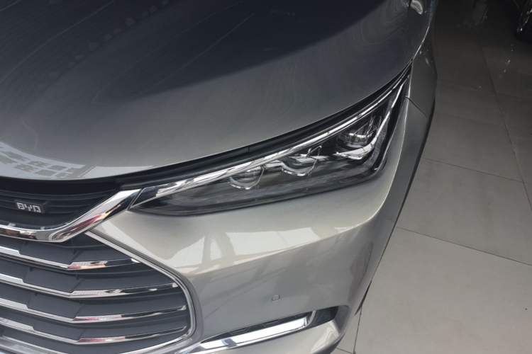 Used BYD Tang 2018 2.0T Automatic SmartConnect Luxury 7-Seater China V Emission Standard Left Front Headlight