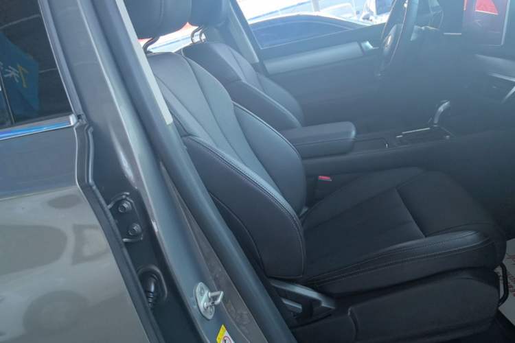 Used BYD Tang 2018 2.0T Automatic SmartConnect Luxury 7-Seater China V Emission Standard Right Front Seat