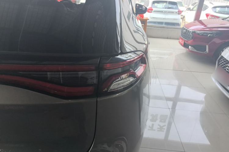 Used BYD Tang 2018 2.0T Automatic SmartConnect Luxury 7-Seater China V Emission Standard Right Rear Taillight