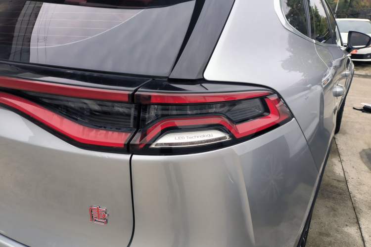Used BYD Tang 2018 2.0T Automatic SmartConnect Prestige 7-Seater China V Standard Right Rear Taillight
