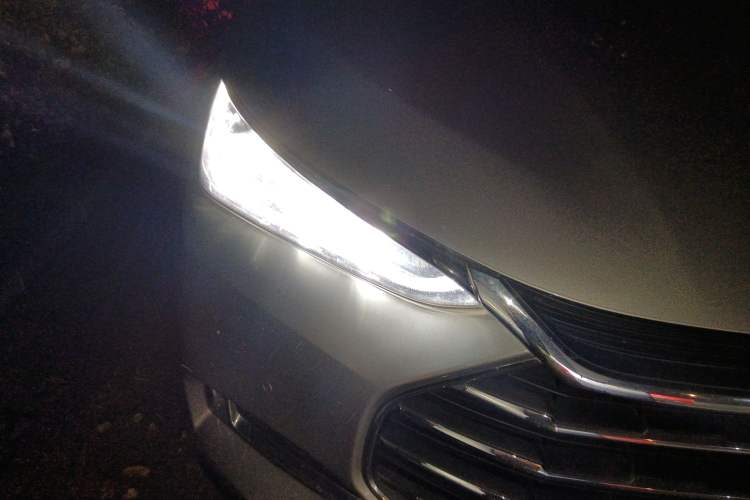 Used BYD Tang 2018 2.0T Automatic SmartConnect Prestige 5-Seater Emission Standard China V Right Front Headlight