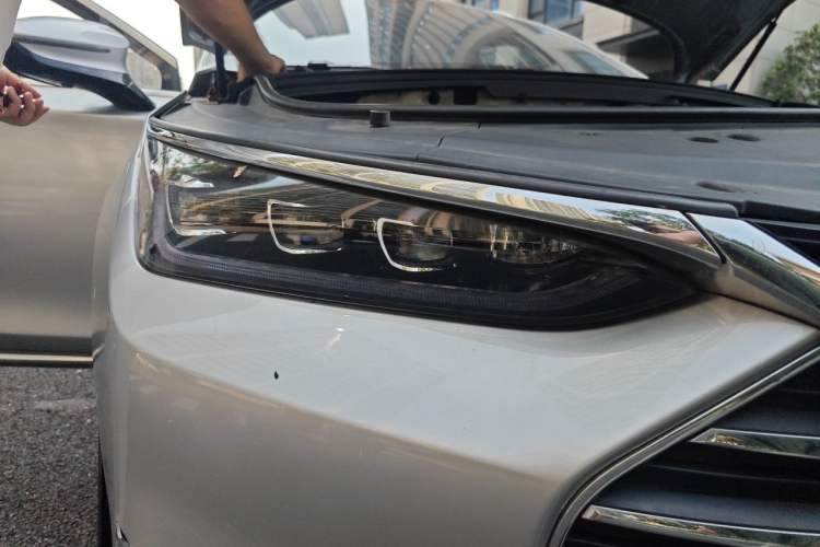 Used BYD Tang 2018 2.0T Automatic Smart Connect Prestige 5-Seater National Emission Standard V Right Front Headlight
