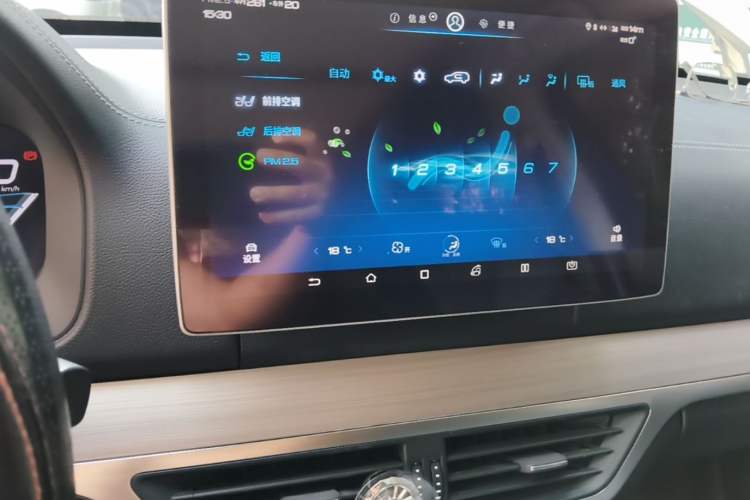 Used BYD Tang 2018 2.0T Automatic SmartConnect Prestige 7-Seater China V Standard Audio And AC Panel