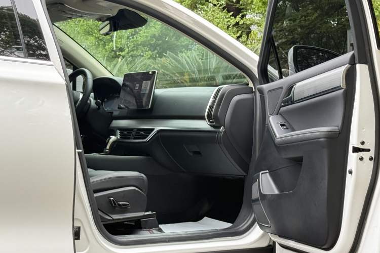Used BYD Tang 2018 2.0T Automatic SmartConnect Prestige 7-Seater China V Standard Interior 12