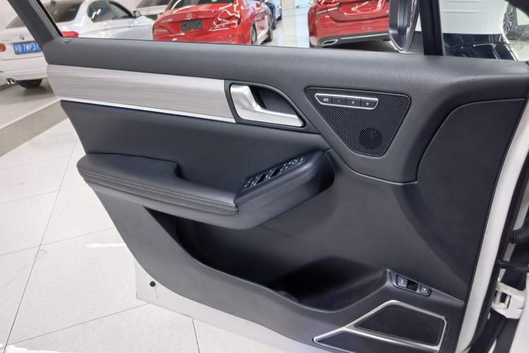 Used BYD Tang 2018 2.0T Automatic SmartConnect Prestige 7-Seater China V Standard Interior 4