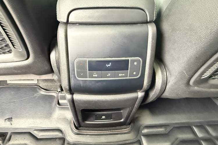 Used BYD Tang 2018 2.0T Automatic SmartConnect Prestige 7-Seater China V Standard Interior 5