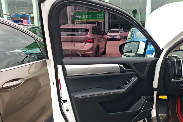 Used BYD Tang 2018 2.0T Automatic SmartConnect Luxury 7-Seater China V Emission Standard Interior 7