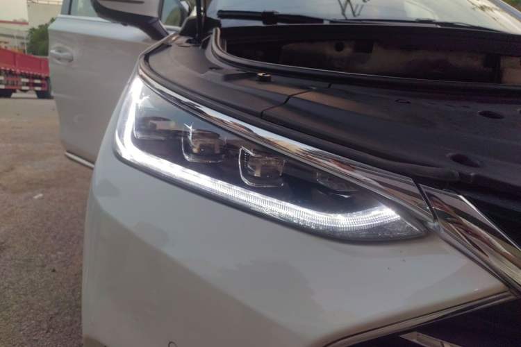 Used BYD Tang 2018 2.0T Automatic SmartConnect Prestige 5-Seater Emission Standard China V Right Front Headlight