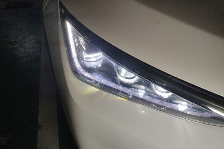 Used BYD Tang 2018 2.0T Automatic SmartConnect Prestige 7-Seater China V Standard Right Front Headlight