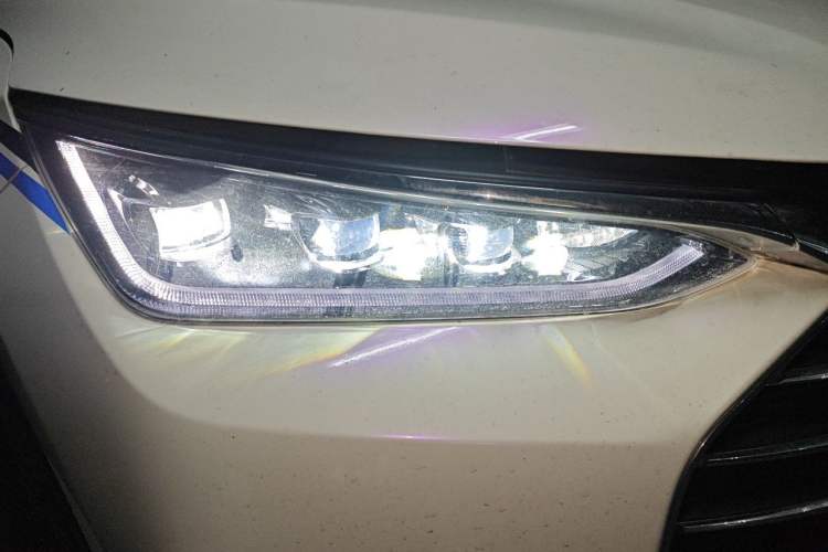 Used BYD Tang 2018 2.0T Automatic SmartConnect Prestige 7-Seater China V Standard Right Front Headlight