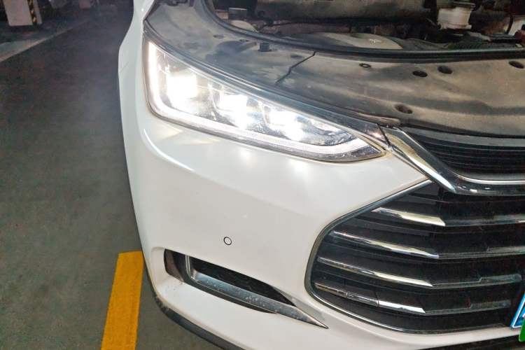 Used BYD Tang 2018 2.0T Automatic SmartConnect Prestige 5-Seater Emission Standard China V Right Front Headlight