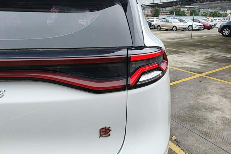 Used BYD Tang 2018 2.0T Automatic SmartConnect Prestige 7-Seater China V Standard Right Rear Taillight