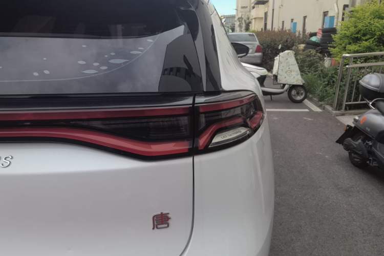 Used BYD Tang 2018 2.0T Automatic SmartConnect Luxury Edition 5 Seats China V Standard Right Rear Taillight