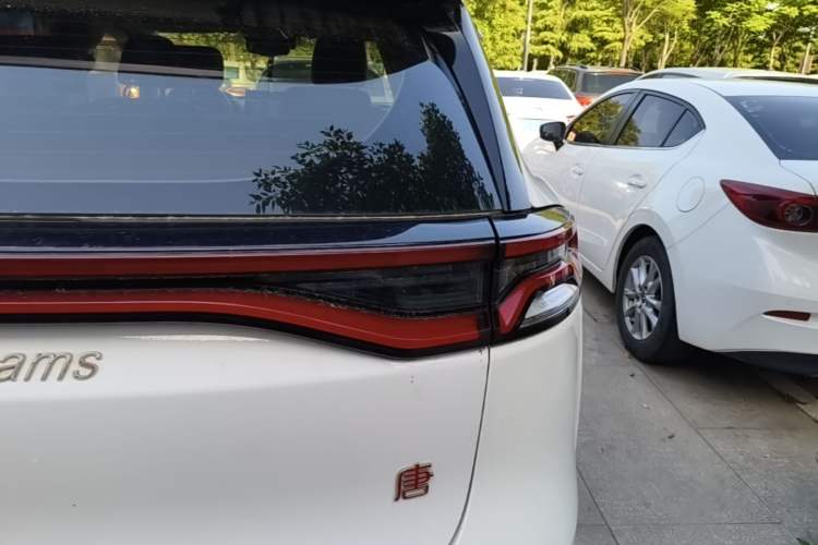 Used BYD Tang 2018 2.0T Automatic SmartConnect Prestige 7-Seater China V Standard Right Rear Taillight