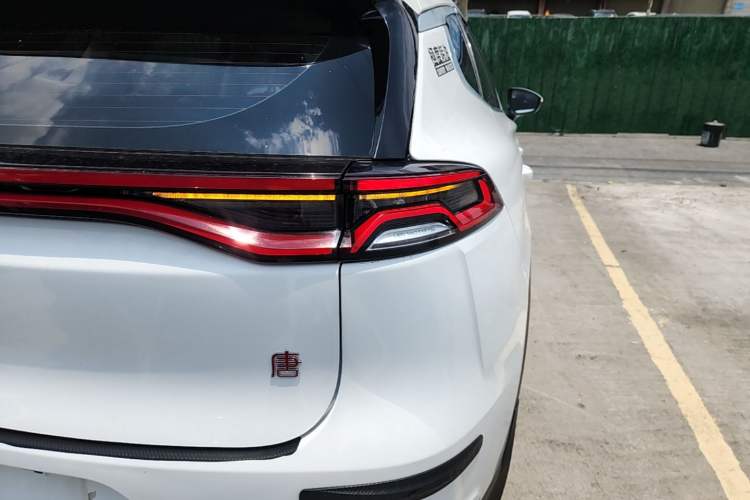 Used BYD Tang 2018 2.0T Automatic Smart Connect Prestige 7-Seater China V Standard Right Rear Taillight