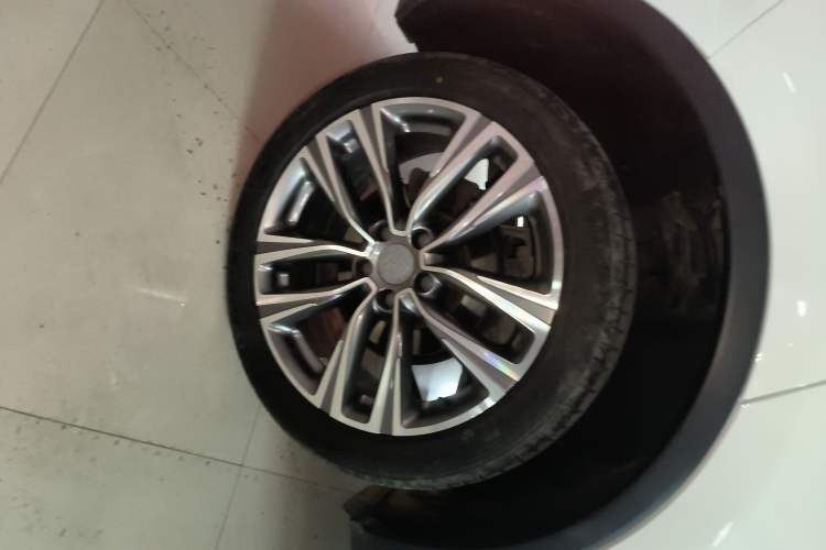 Used BYD Tang 2018 2.0T Automatic SmartConnect Prestige 7-Seater China V Standard Right Rear Wheel Hub