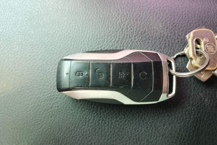 Used BYD Tang 2018 2.0T Automatic SmartConnect Luxury 7-Seater China V Emission Standard Vehicle Key