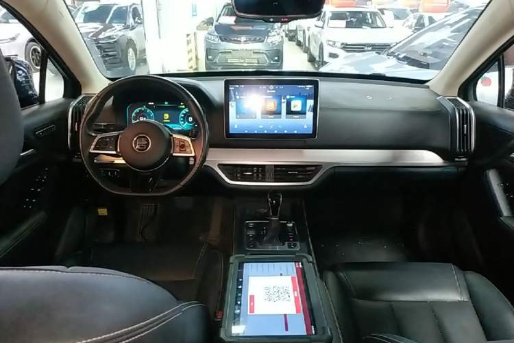 Used BYD Tang 2019 2.0T Automatic SmartConnect Luxury Version 5 Seats China VI Standard Center Console