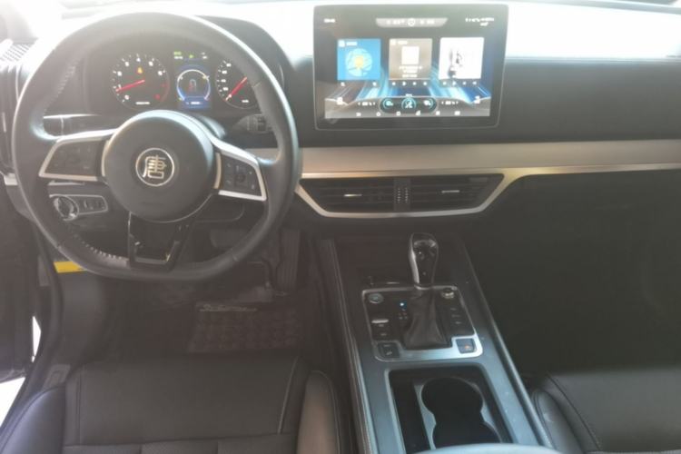 Used BYD Tang 2019 2.0T Automatic SmartConnect Luxury Edition 5 Seats China VI Standard Center Console