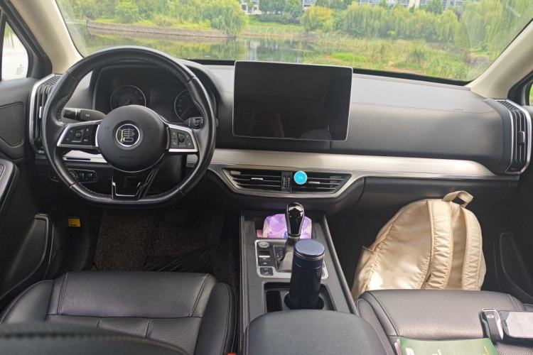 Used BYD Tang 2019 2.0T Automatic SmartConnect Luxury Edition 5 Seats China VI Standard Center Console