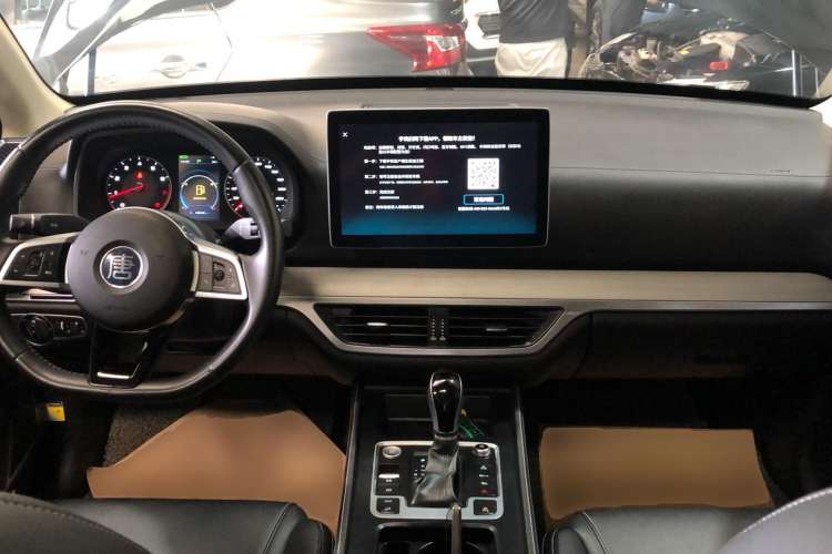 Used BYD Tang 2019 2.0T Automatic SmartConnect Luxury Edition 7 Seats China VI Standard Center Console